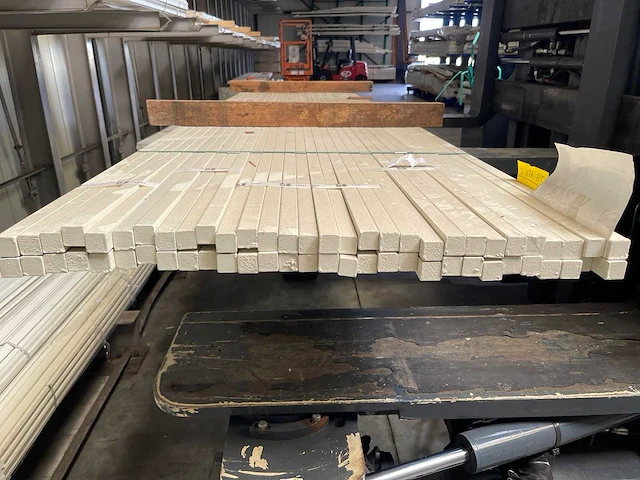 Meranti glaslatten gegrond 25x25mm, lengte 305-400cm (60x) - afbeelding 3 van  4