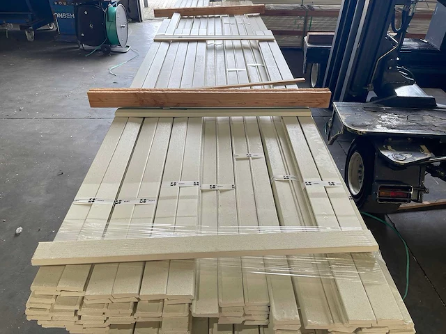 Meranti glaslatten (neuslijsten) 18x50mm, lengte 245-490cm (148x) - afbeelding 1 van  4