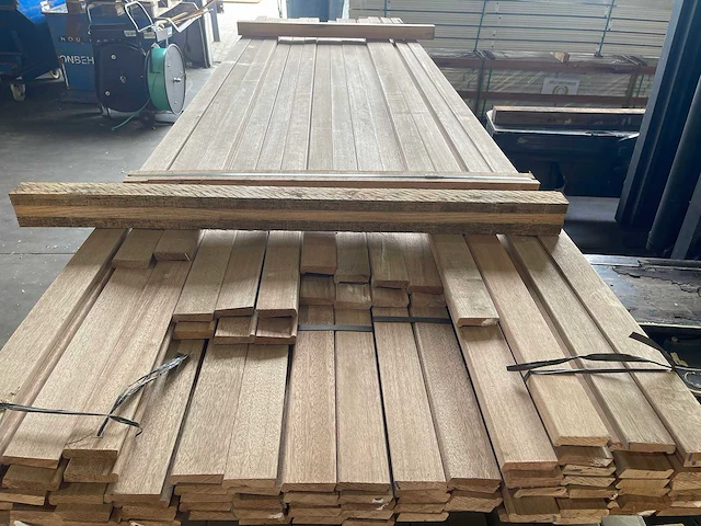 Meranti glaslatten (neuslijsten) 18x55mm, lengte 275-400cm (102x) - afbeelding 1 van  4