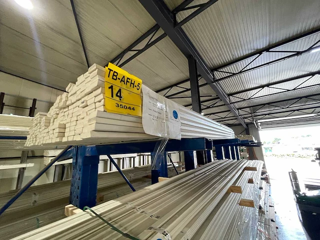 Meranti glaslatten (opdeklatten) gegrond 12x32mm, lengte 215cm (334x) - afbeelding 1 van  3