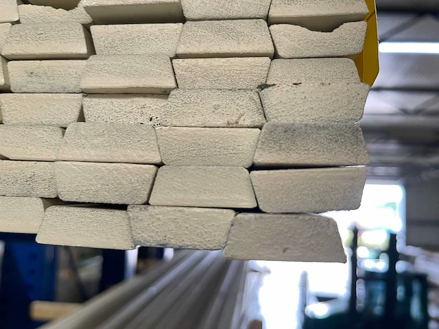 Meranti glaslatten (opdeklatten) gegrond 12x32mm, lengte 215cm (334x) - afbeelding 3 van  3