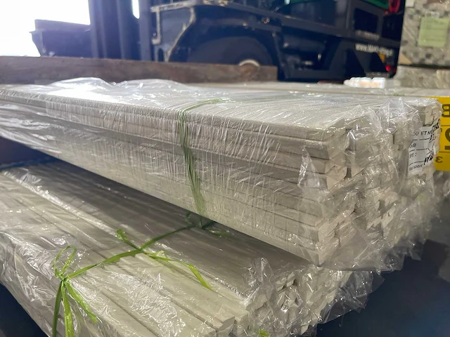 Meranti glaslatten (opdeklatten) gegrond 12x32mm, lengte 490cm (100x) - afbeelding 2 van  4