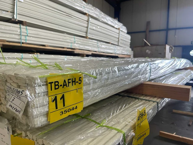 Meranti glaslatten (opdeklatten) gegrond 12x32mm, lengte 490cm (160x) - afbeelding 2 van  4
