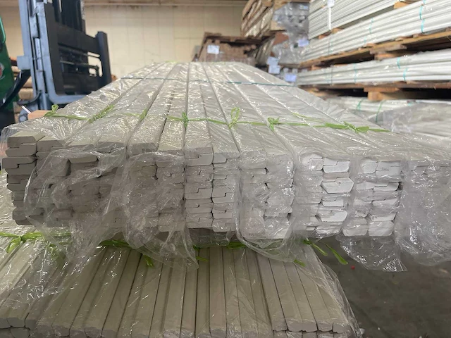 Meranti glaslatten (opdeklatten) gegrond 12x32mm, lengte 490cm (160x) - afbeelding 3 van  4