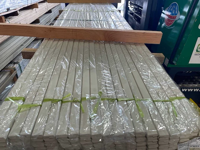 Meranti glaslatten (opdeklatten) gegrond 12x32mm, lengte 490cm (200x) - afbeelding 1 van  4