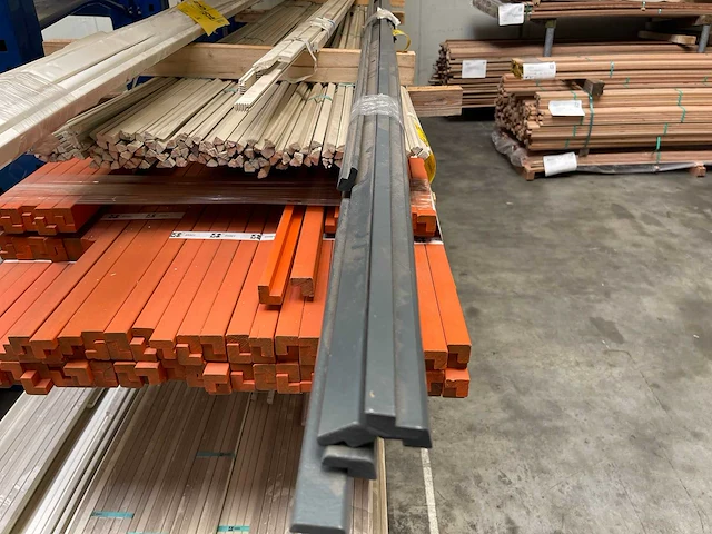 Meranti glaslatten (opdeklatten) gegrond 15x32mm, lengte 245-490cm (9x) - afbeelding 1 van  4