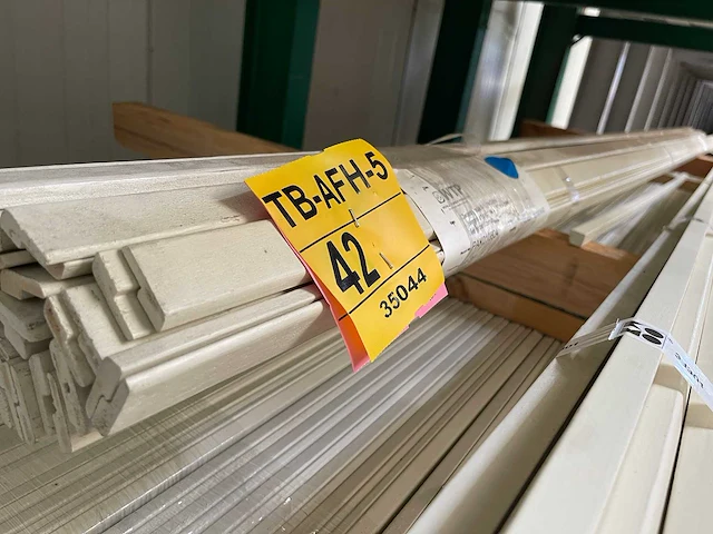 Meranti glaslatten (opdeklatten) gegrond 9x32mm, lengte 245-275cm (39x) - afbeelding 2 van  4