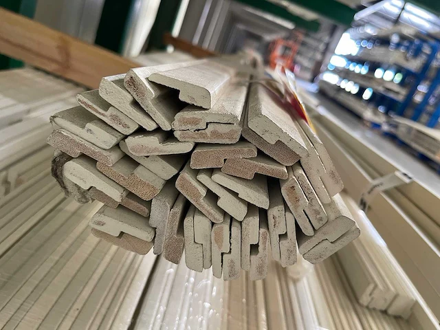 Meranti glaslatten (opdeklatten) gegrond 9x32mm, lengte 245-275cm (39x) - afbeelding 3 van  4