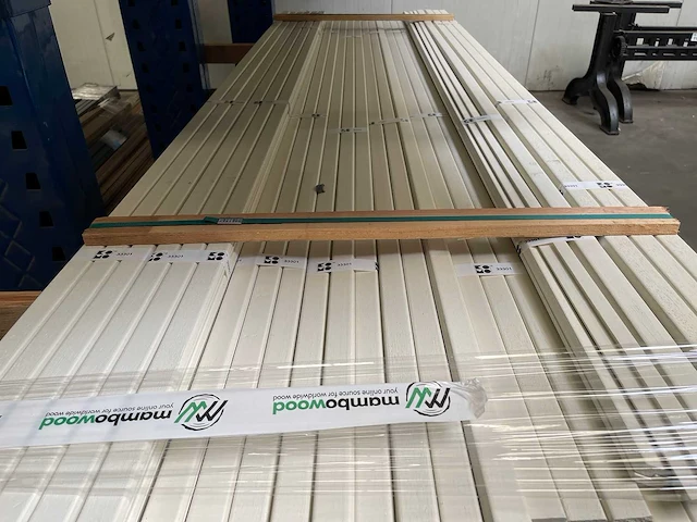 Meranti glaslatten (opdeklatten) gegrond 9x32mm, lengte 245cm (260x) - afbeelding 1 van  4
