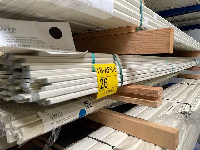 Meranti glaslatten (opdeklatten) gegrond 9x32mm, lengte 245cm (260x) - afbeelding 2 van  4