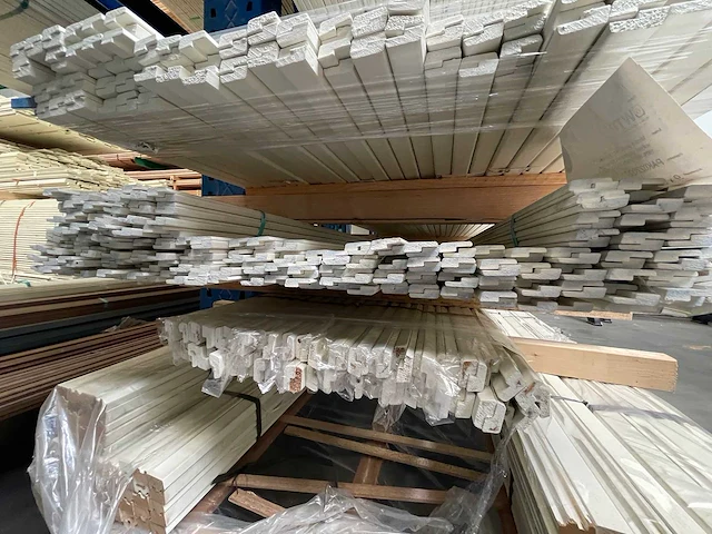 Meranti glaslatten (opdeklatten) gegrond 9x32mm, lengte 245cm (260x) - afbeelding 3 van  4