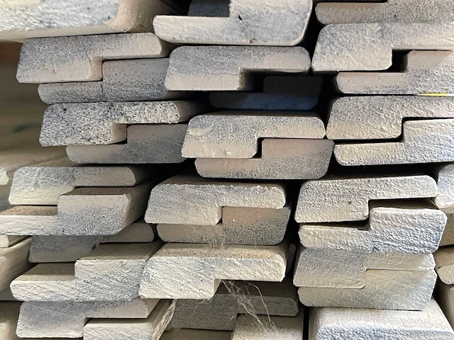 Meranti glaslatten (opdeklatten) gegrond 9x32mm, lengte 245cm (260x) - afbeelding 4 van  4