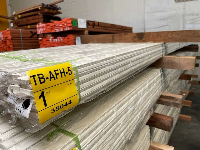 Meranti glaslatten (opdeklatten) gegrond 9x32mm, lengte 490cm (200x) - afbeelding 1 van  4