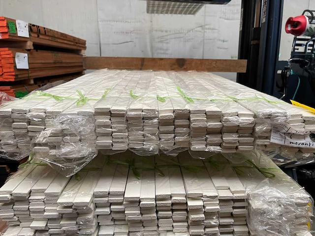 Meranti glaslatten (opdeklatten) gegrond 9x32mm, lengte 490cm (200x) - afbeelding 2 van  4