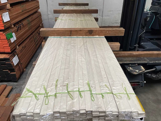 Meranti glaslatten (opdeklatten) gegrond 9x32mm, lengte 490cm (200x) - afbeelding 3 van  4