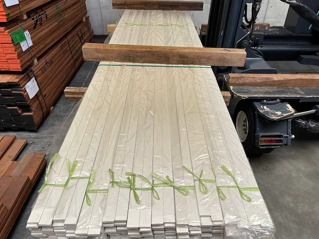 Meranti glaslatten (opdeklatten) gegrond 9x32mm, lengte 490cm (400x) - afbeelding 1 van  4