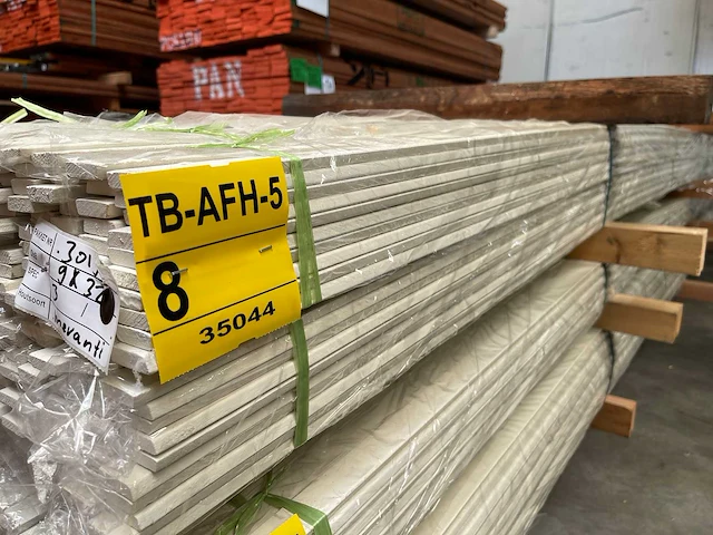 Meranti glaslatten (opdeklatten) gegrond 9x32mm, lengte 490cm (400x) - afbeelding 2 van  4