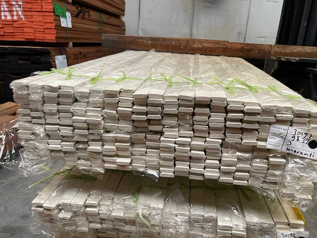 Meranti glaslatten (opdeklatten) gegrond 9x32mm, lengte 490cm (400x) - afbeelding 3 van  4