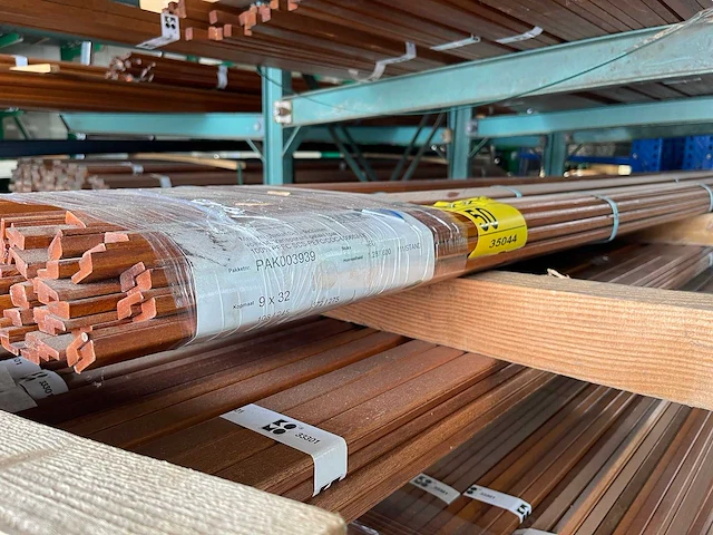 Meranti glaslatten (opdeklatten) transparant gecoat 9x32mm, lengte 275cm (115x) - afbeelding 2 van  4