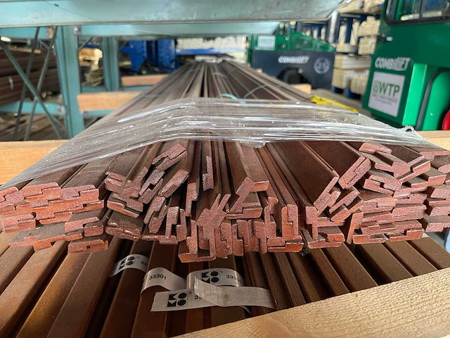 Meranti glaslatten (opdeklatten) transparant gecoat 9x32mm, lengte 275cm (115x) - afbeelding 3 van  4