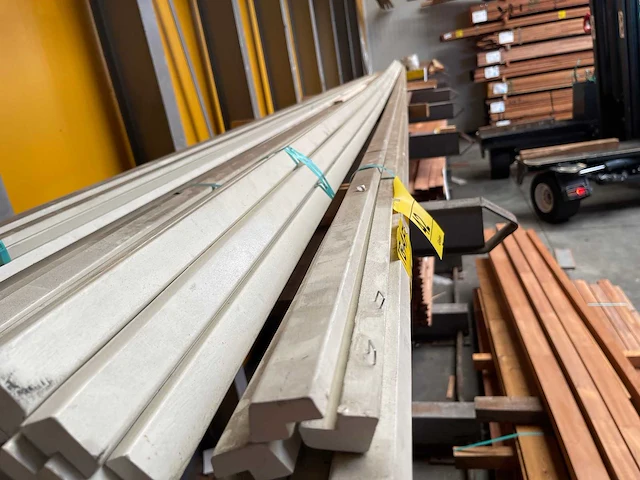 Meranti glaslatten (sponninglatten) 20x35mm, lengte 590cm (43x) - afbeelding 1 van  4