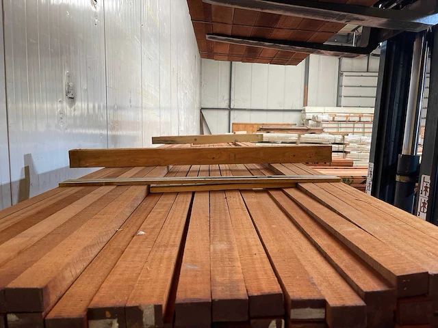 Meranti latten fijnbezaagd/ruw 28x40mm, lengte 400cm (66x) - afbeelding 1 van  3