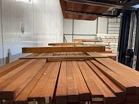 Meranti latten fijnbezaagd/ruw 28x40mm, lengte 400cm (66x) - afbeelding 1 van  3