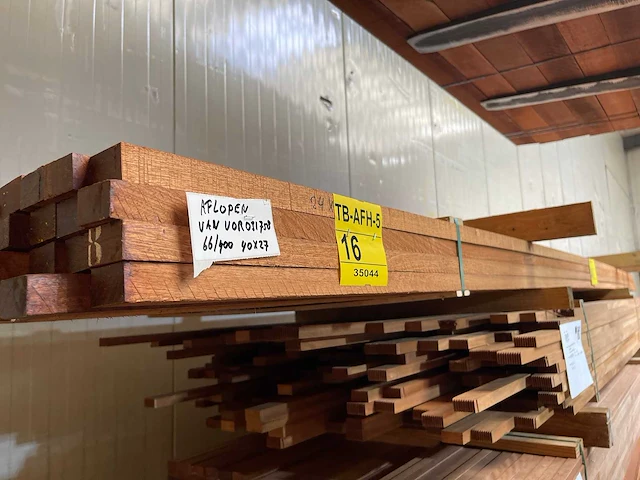 Meranti latten fijnbezaagd/ruw 28x40mm, lengte 400cm (66x) - afbeelding 2 van  3
