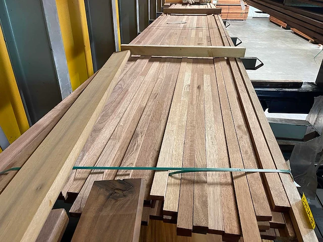 Meranti latten geschaafd fj 19x40mm, lengte 580cm (49x) - afbeelding 1 van  3