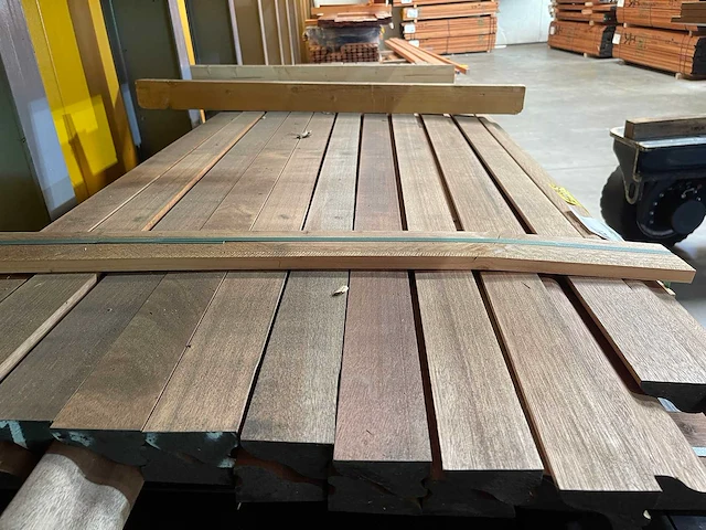 Meranti weldorpels geschaafd 33x65mm, lengte 335cm (21x) - afbeelding 1 van  4