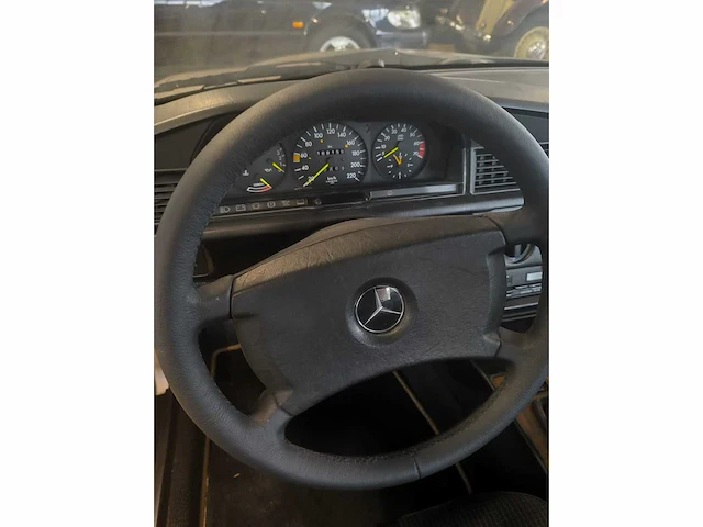 Mercedes - 190e - oldtimer - afbeelding 3 van  25