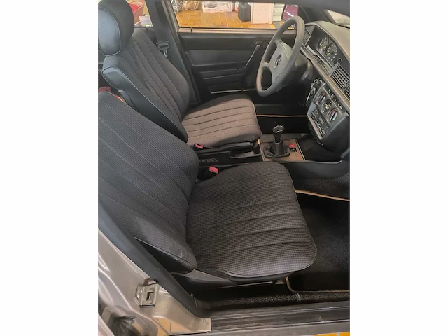 Mercedes - 190e - oldtimer - afbeelding 11 van  25