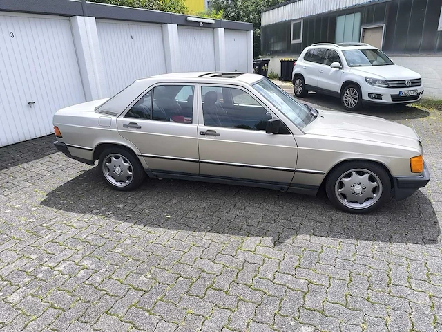 Mercedes - 190e - oldtimer - afbeelding 1 van  25