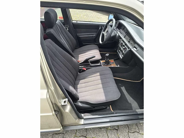 Mercedes - 190e - oldtimer - afbeelding 17 van  25