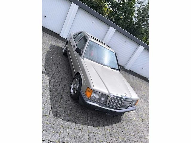 Mercedes - 190e - oldtimer - afbeelding 12 van  25