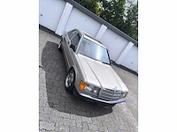 Mercedes - 190e - oldtimer - afbeelding 12 van  25