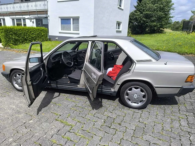 Mercedes - 190e - oldtimer - afbeelding 20 van  25