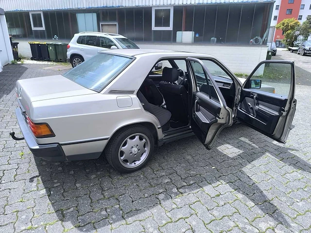 Mercedes - 190e - oldtimer - afbeelding 21 van  25