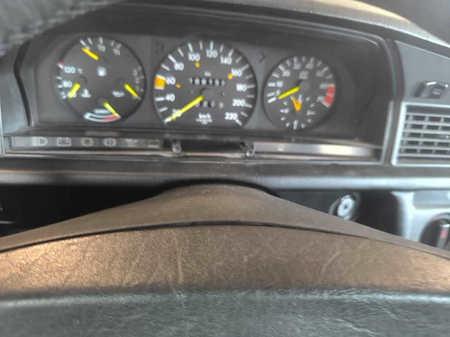 Mercedes - 190e - oldtimer - afbeelding 25 van  25