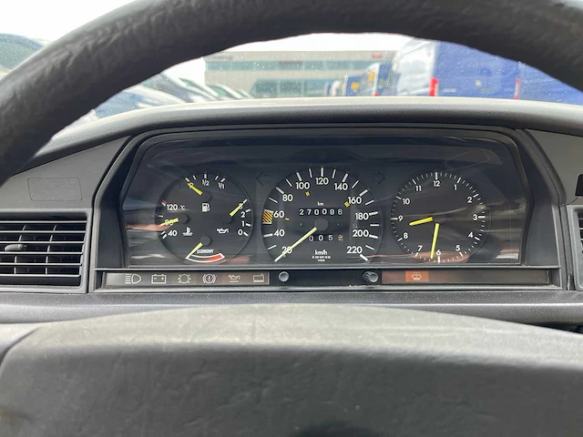 Mercedes - 1985 - 190 - 2.0 - personenauto - afbeelding 2 van  13