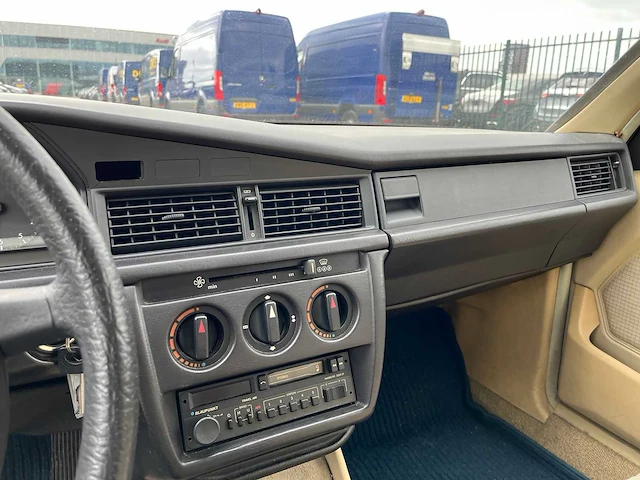 Mercedes - 1985 - 190 - 2.0 - personenauto - afbeelding 3 van  13