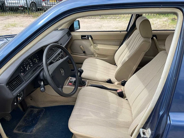 Mercedes - 1985 - 190 - 2.0 - personenauto - afbeelding 13 van  13