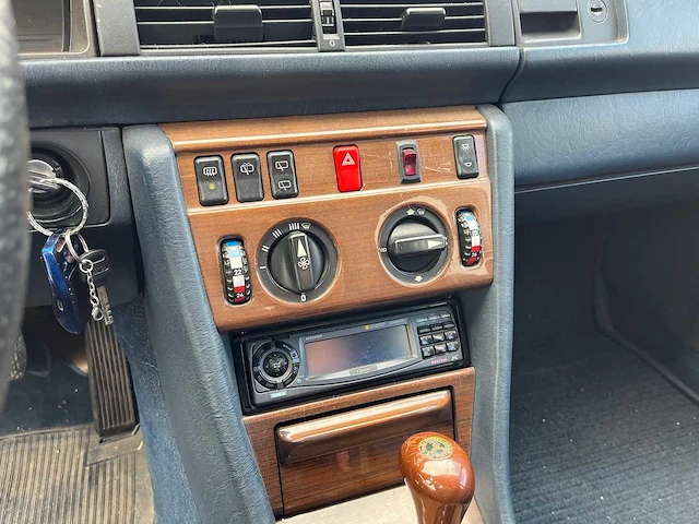 Mercedes - 1986 - 200-serie - 230te - personenauto - afbeelding 6 van  15