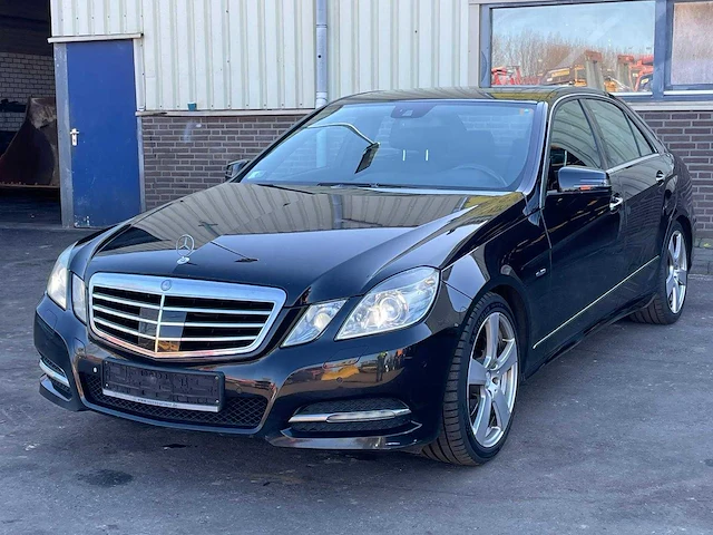 Mercedes - 2011 - e350 - personenauto - afbeelding 1 van  15