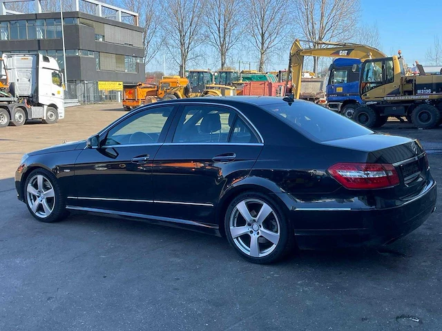 Mercedes - 2011 - e350 - personenauto - afbeelding 10 van  15