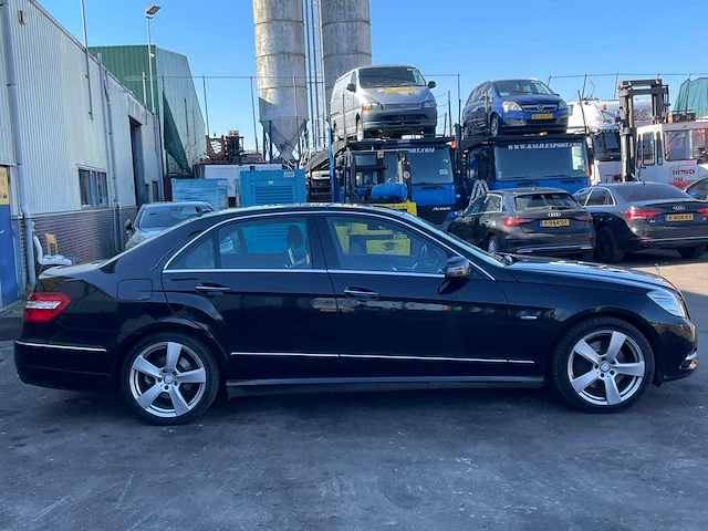 Mercedes - 2011 - e350 - personenauto - afbeelding 12 van  15