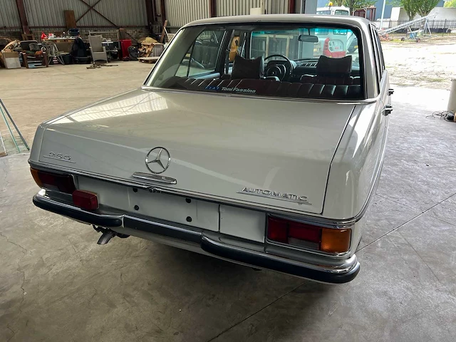 Mercedes - w114 - 250 e - oldtimer - 1968 - afbeelding 2 van  37