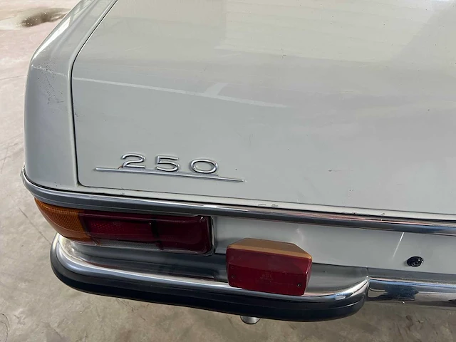 Mercedes - w114 - 250 e - oldtimer - 1968 - afbeelding 3 van  37