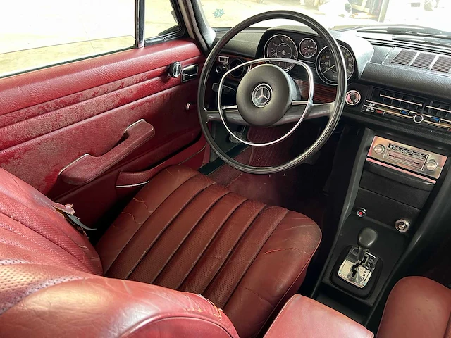 Mercedes - w114 - 250 e - oldtimer - 1968 - afbeelding 8 van  37