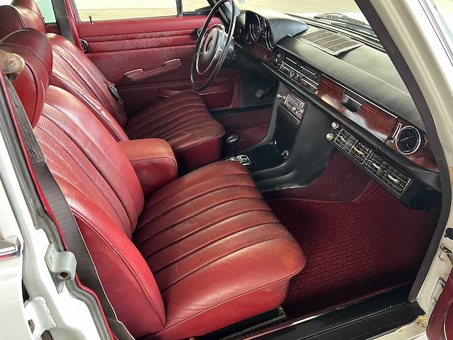 Mercedes - w114 - 250 e - oldtimer - 1968 - afbeelding 10 van  37